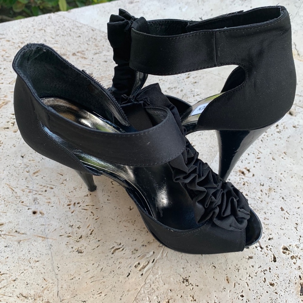 STEVE MADDEN - FIESTA PLATFORM PUMPS .SIZE 7.5